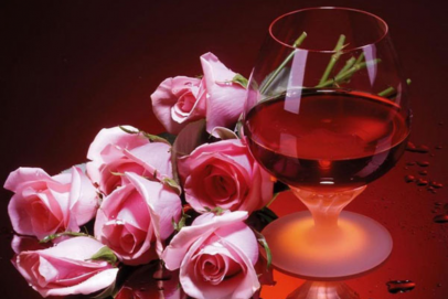 Tổ chức tiệc tại nhà cùng sự kết hợp hoa hồng và rượu vang